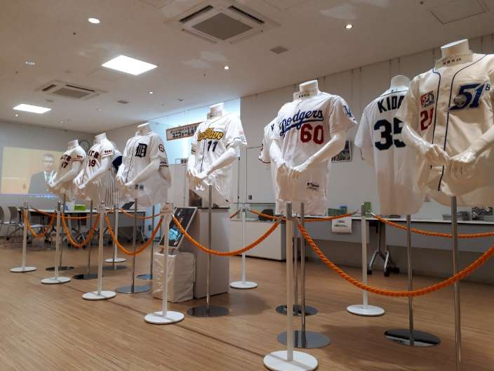 セミナールーム展示例（壁面を収納、室内を開放して使用）